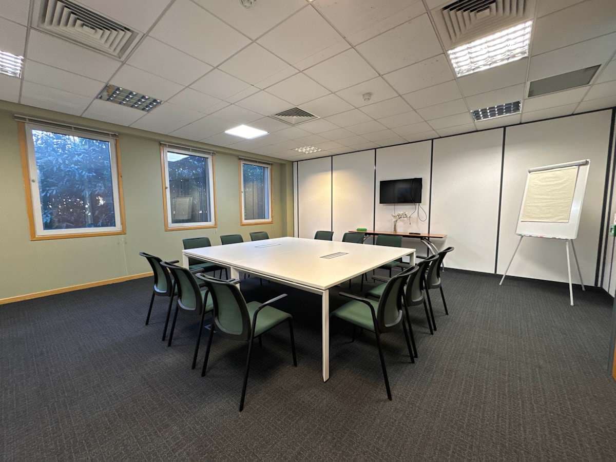 Regus - Heathrow, Bath Road interior photo 3