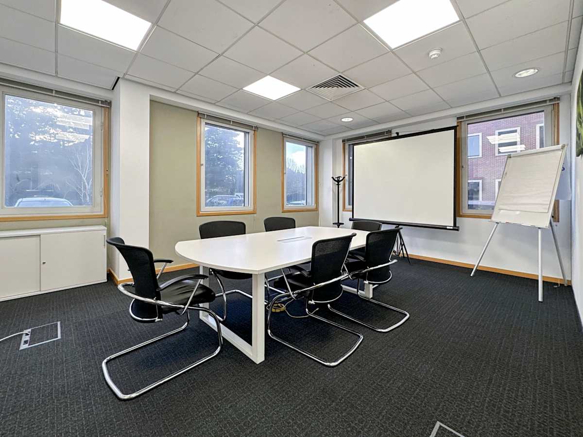 Regus - Heathrow, Bath Road interior photo 9