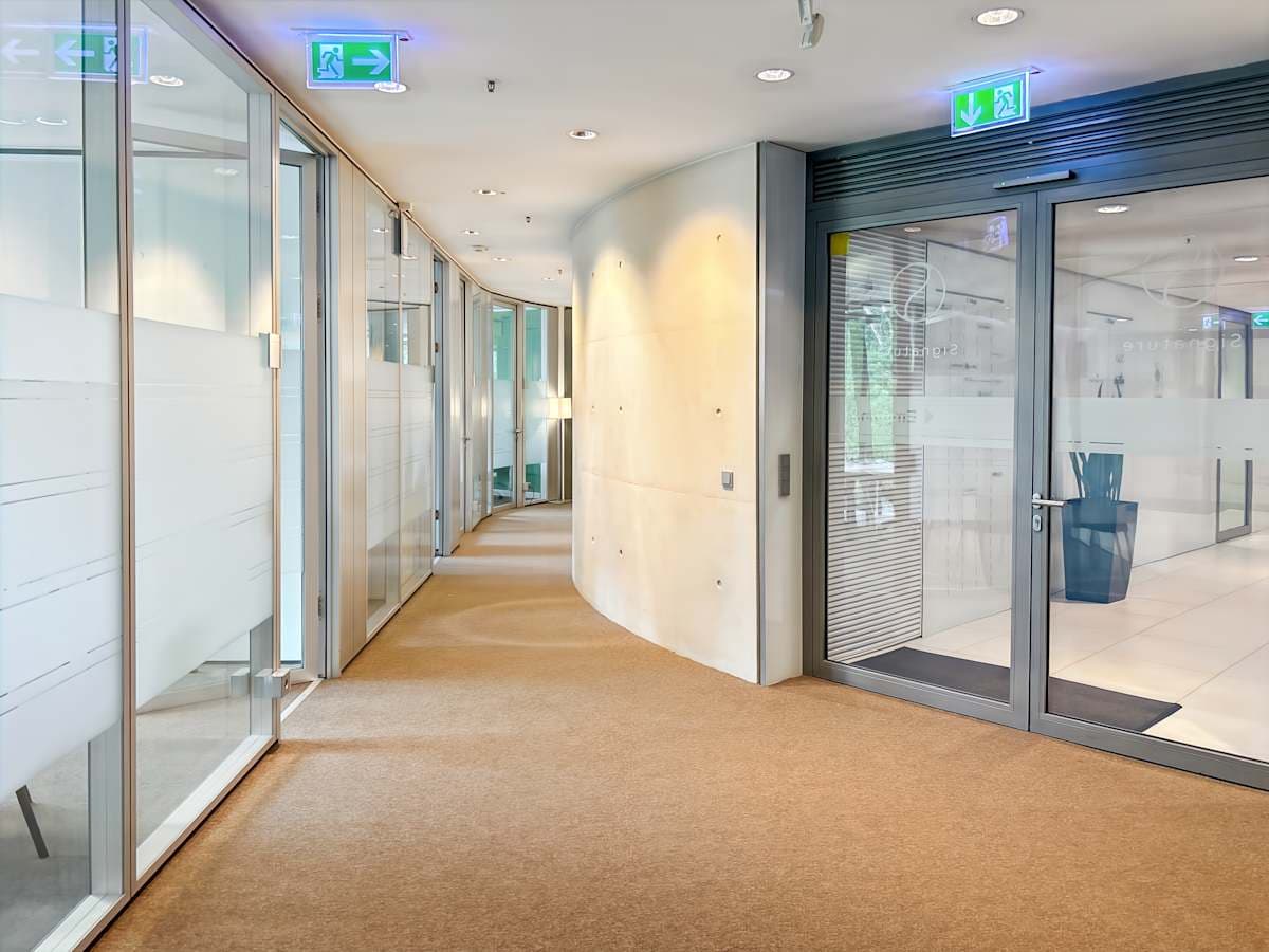 Signature by Regus Dusseldorf Königsallee 61 interior photo 12