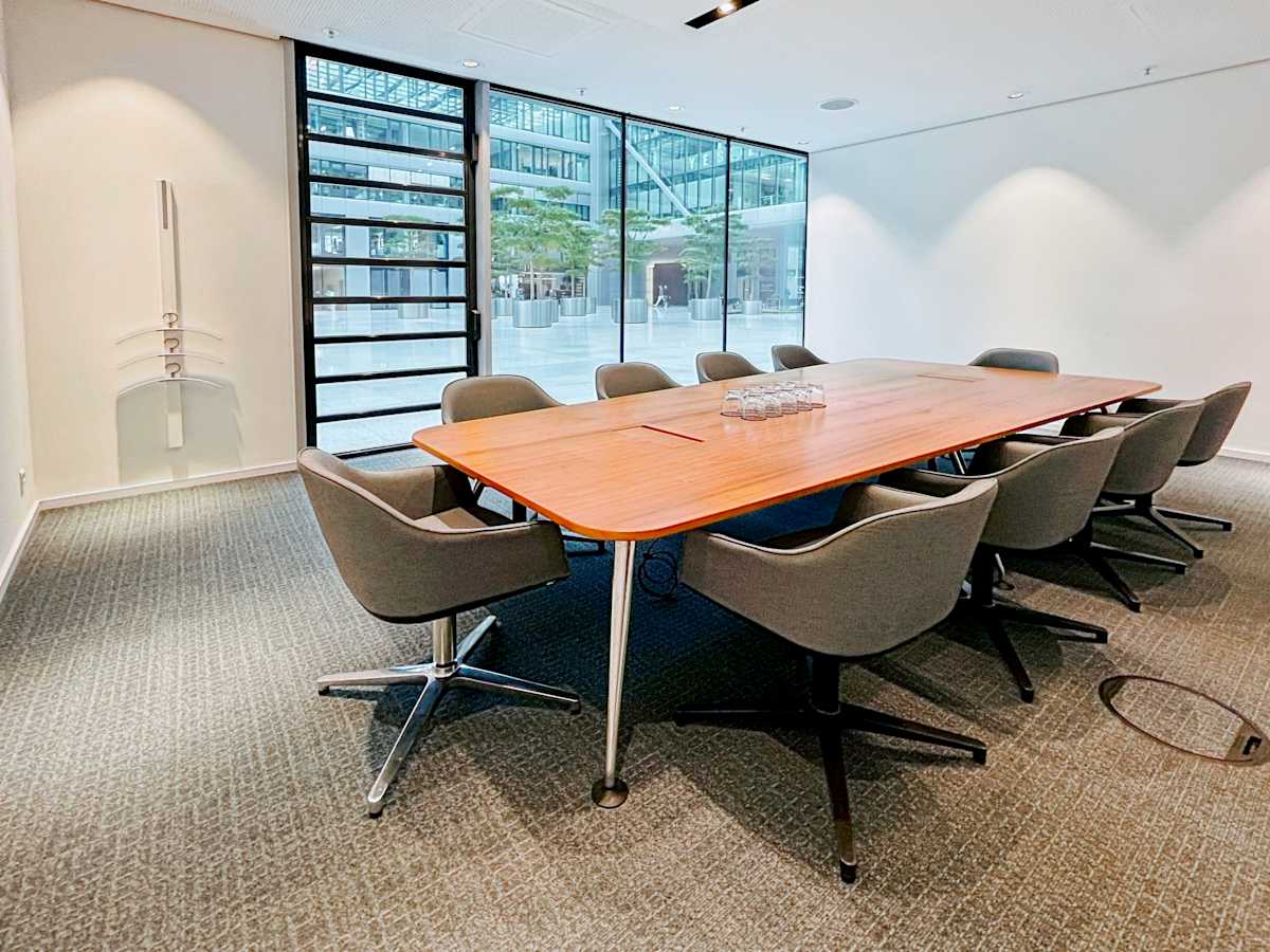Regus The Squaire Business & Conference centre interior photo 2