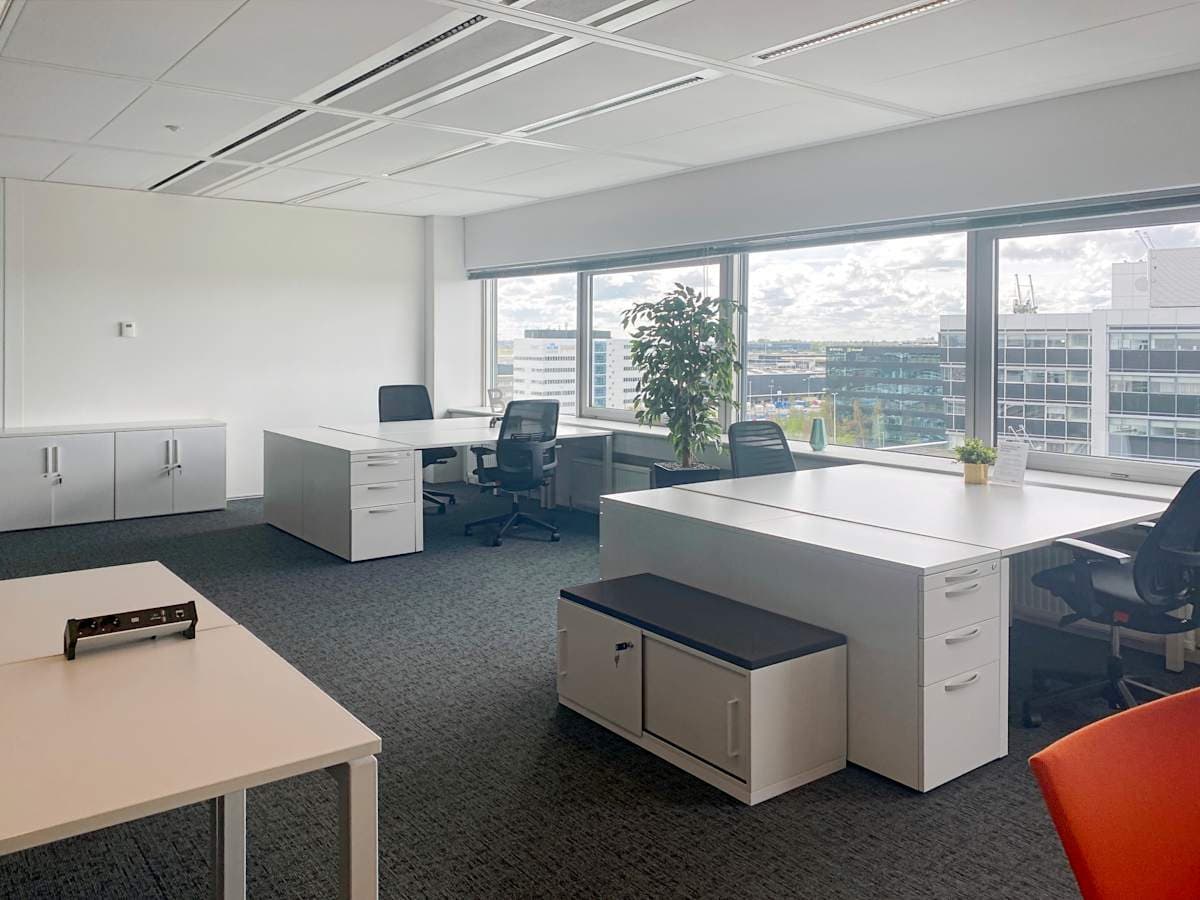 Regus The Base B interior photo 4