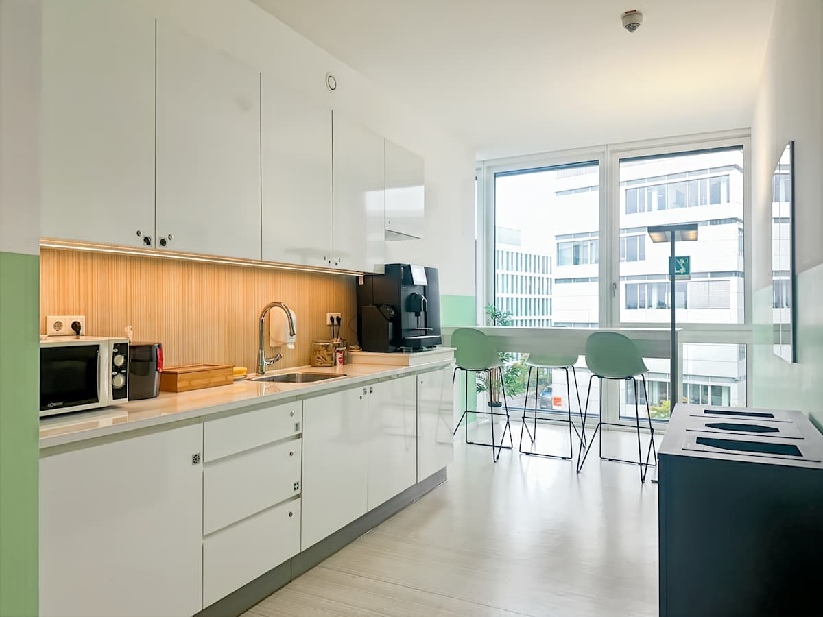 Regus Dusseldorf Peter-Müller-Straße interior photo 6