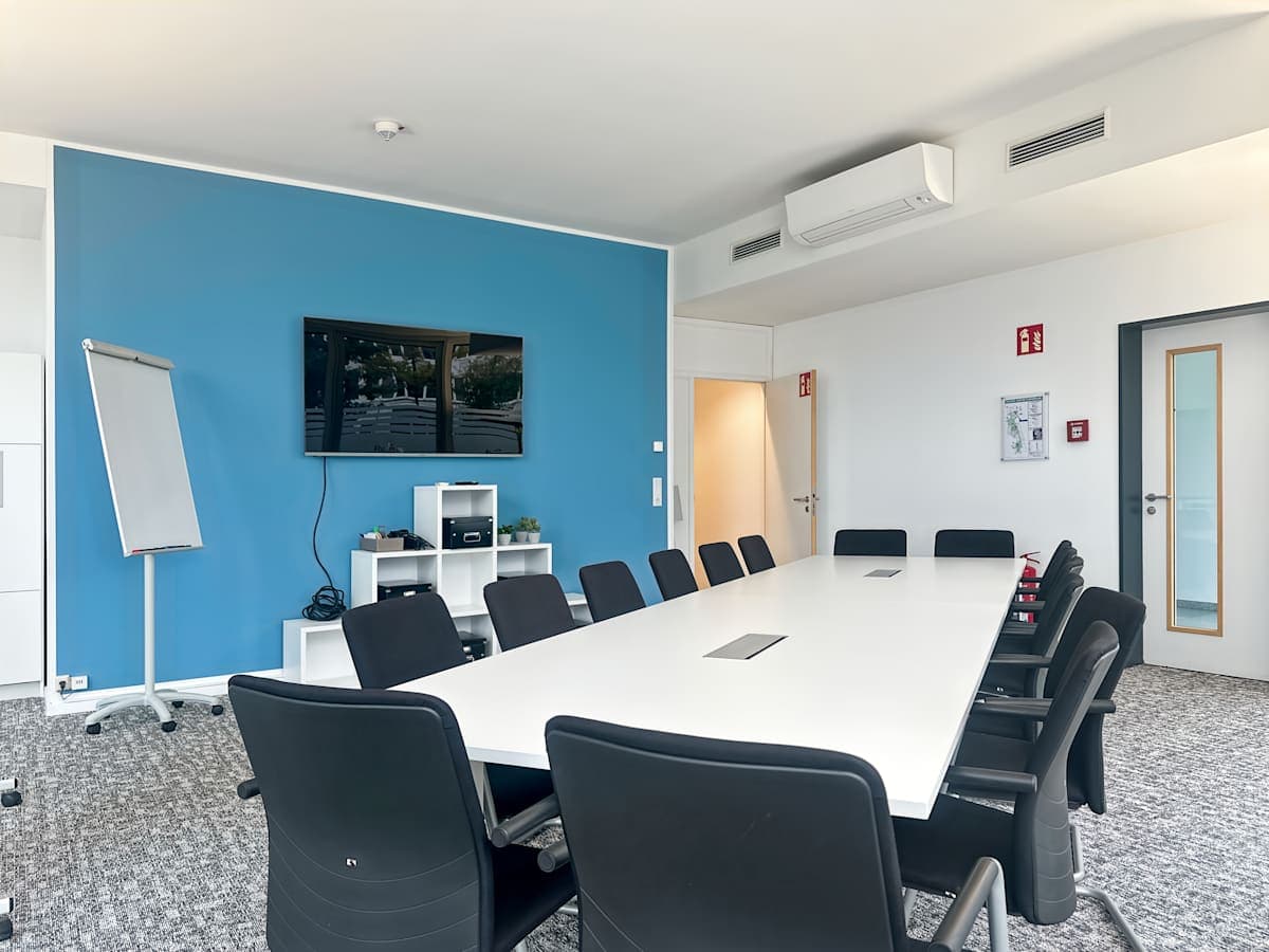 Regus Dusseldorf Peter-Müller-Straße interior photo 9
