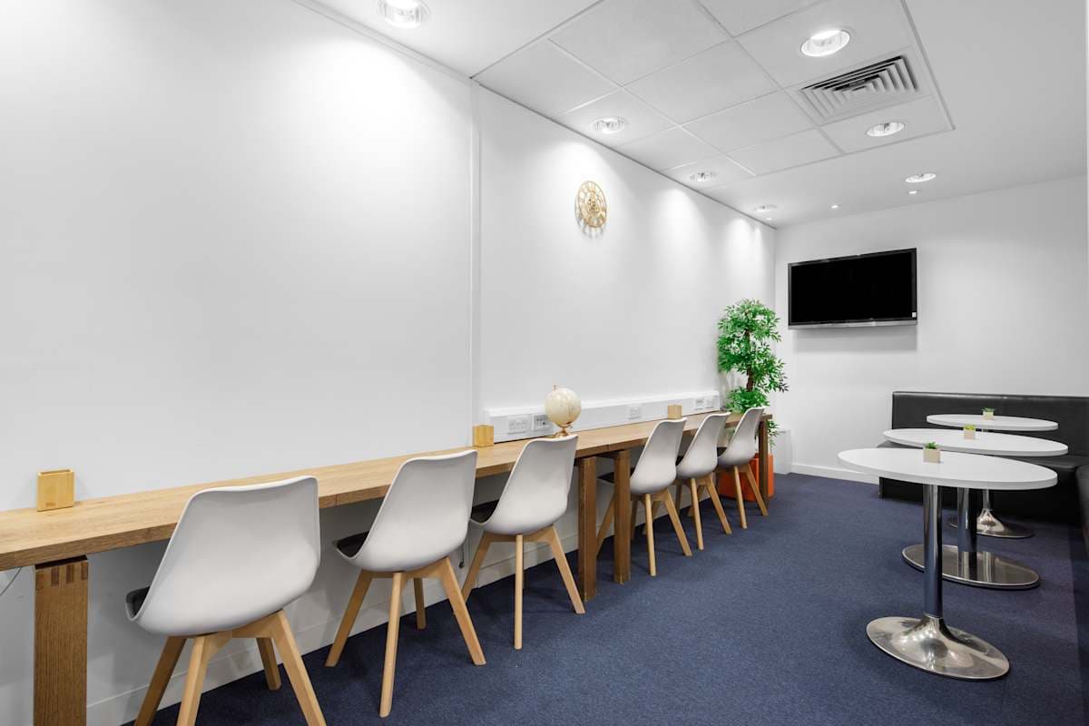 Regus - Harrow, College Road interior photo 5