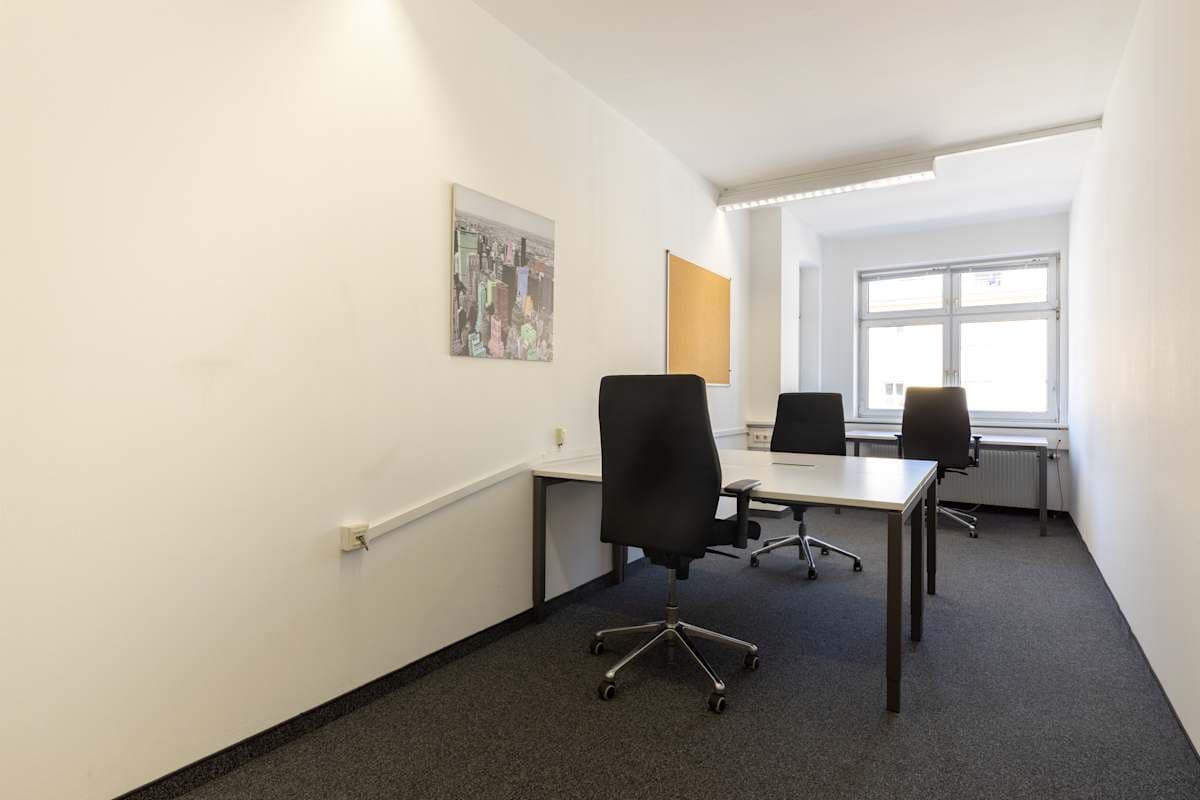 Regus Cityport 11 interior photo 8