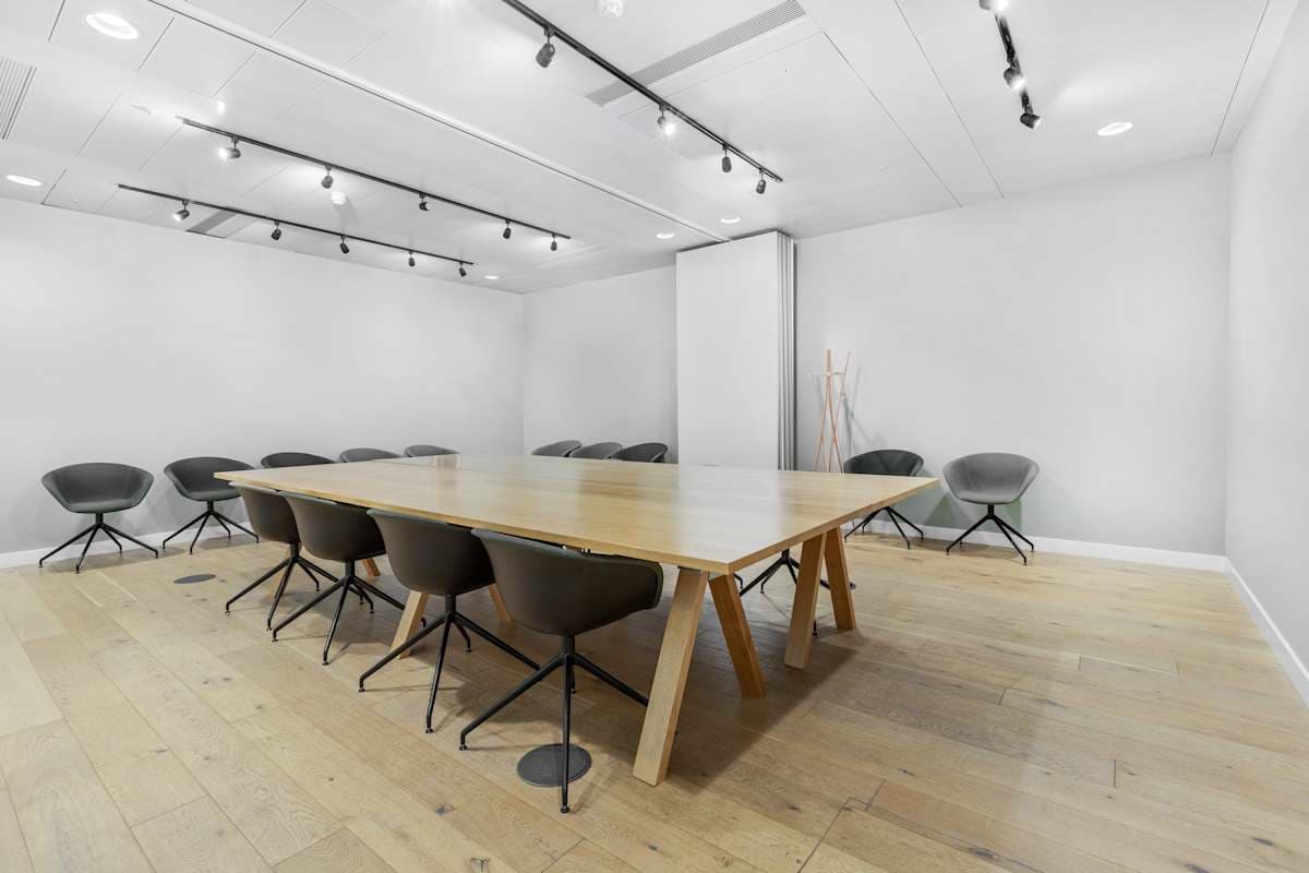 Central Working White City interior photo 3