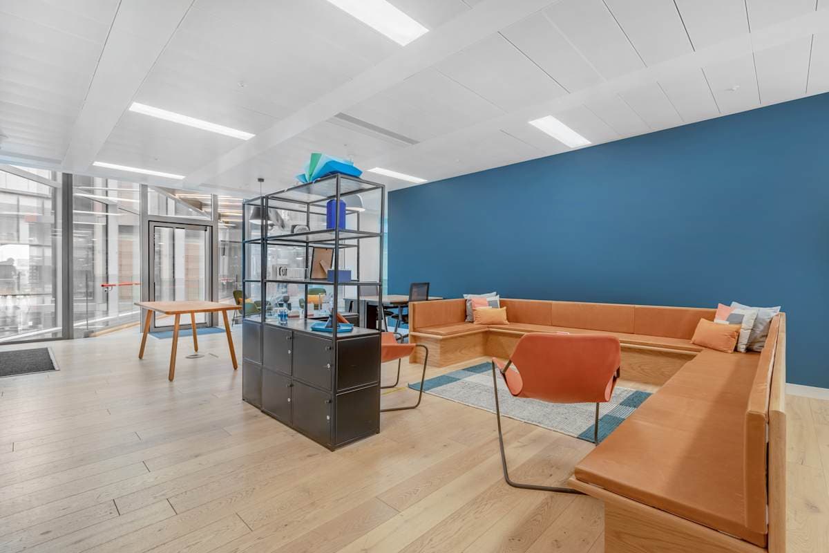 Central Working White City interior photo 5