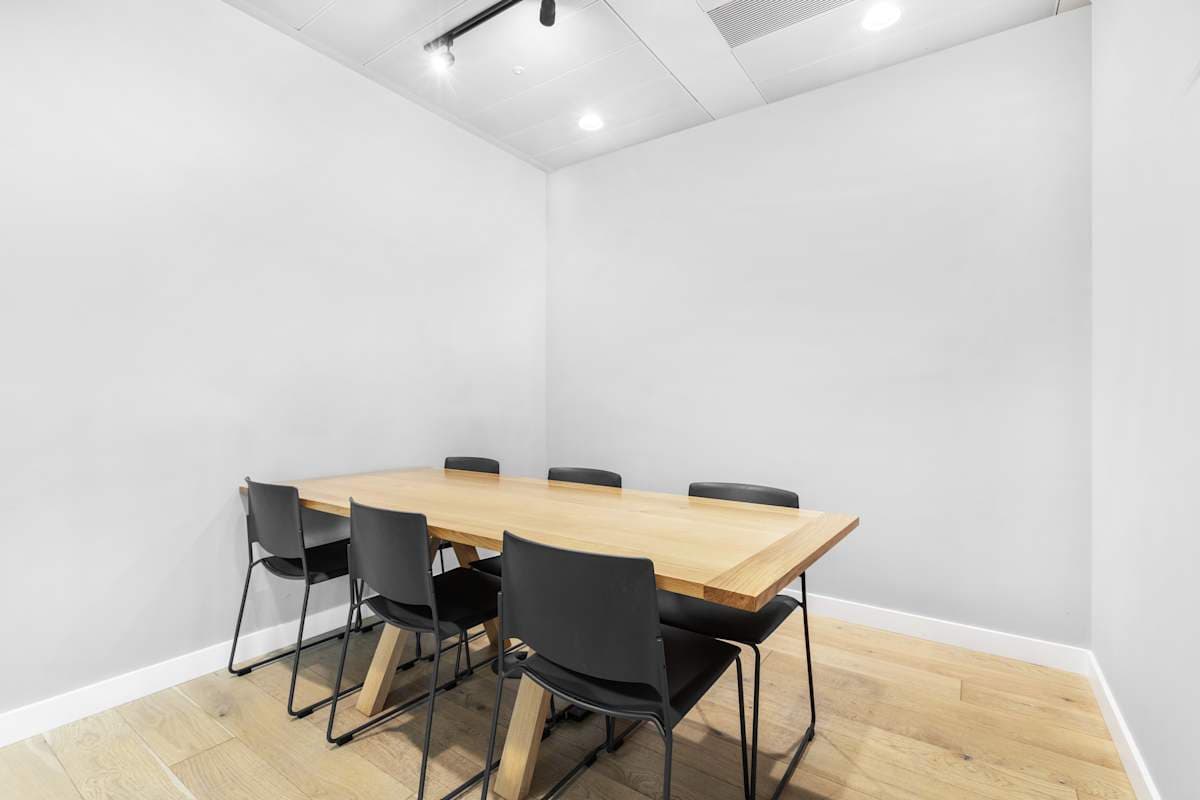 Central Working White City interior photo 9