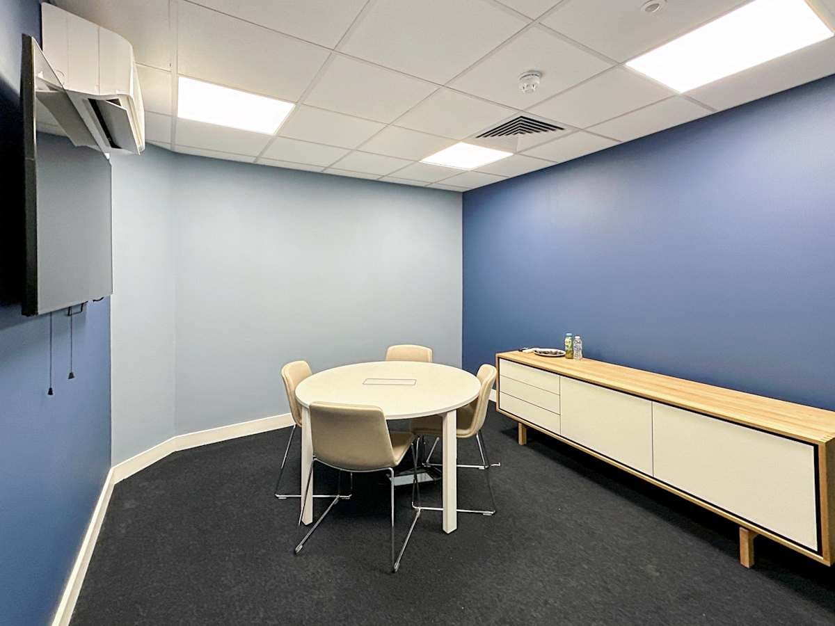 HQ 141-142 Lower Marsh interior photo 3