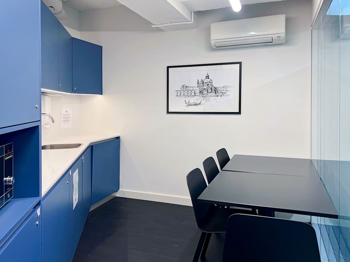 HQ R Braamcamp 52 interior photo 6