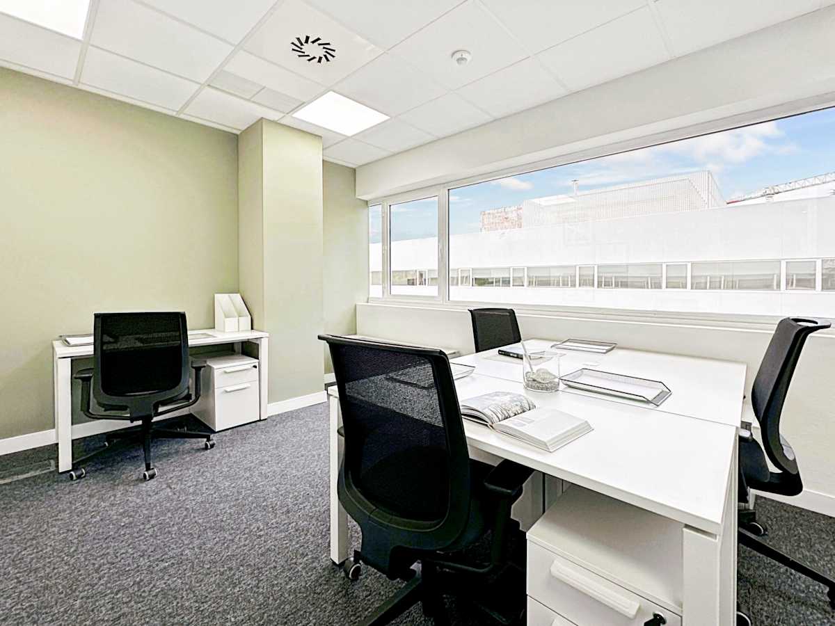 Regus 2-12 Ronda de Poniente interior photo 4