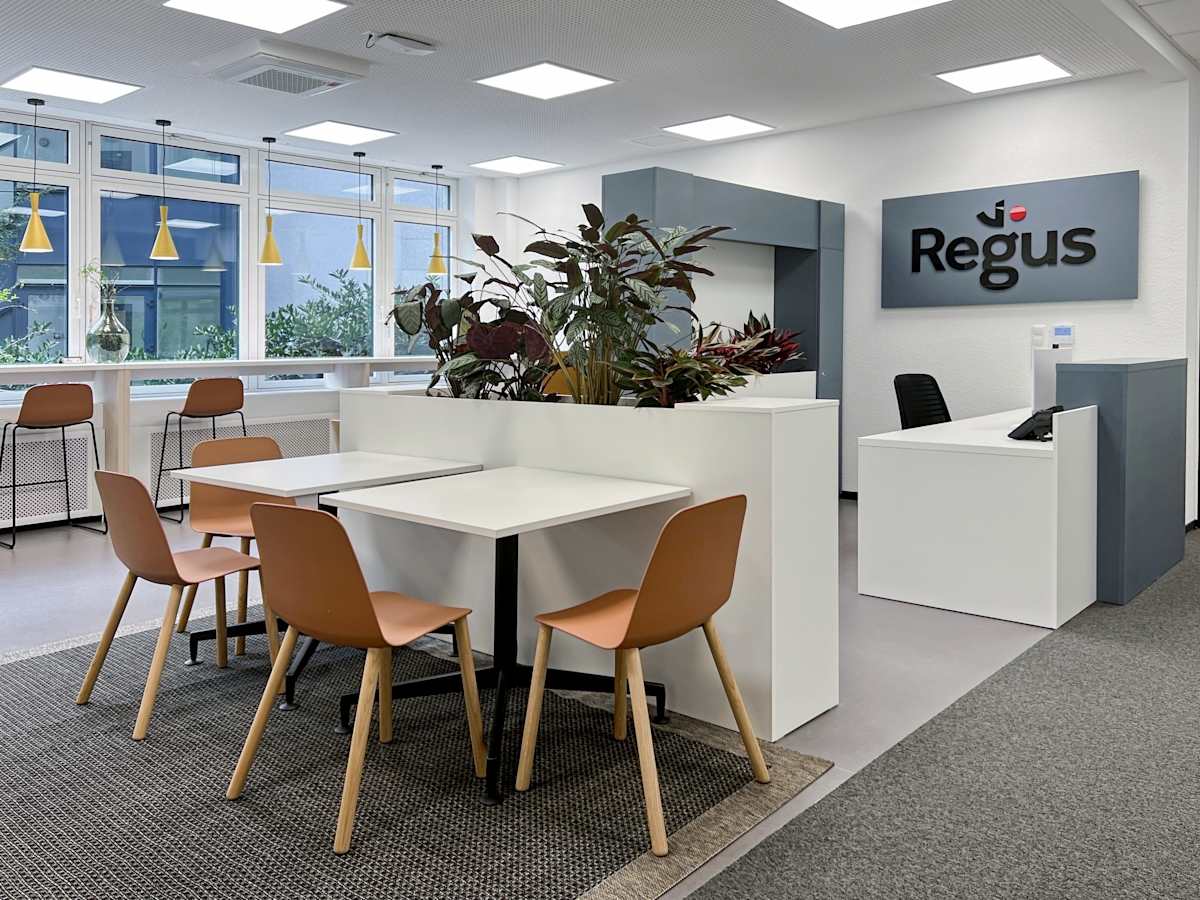 Regus Atrium interior photo 2