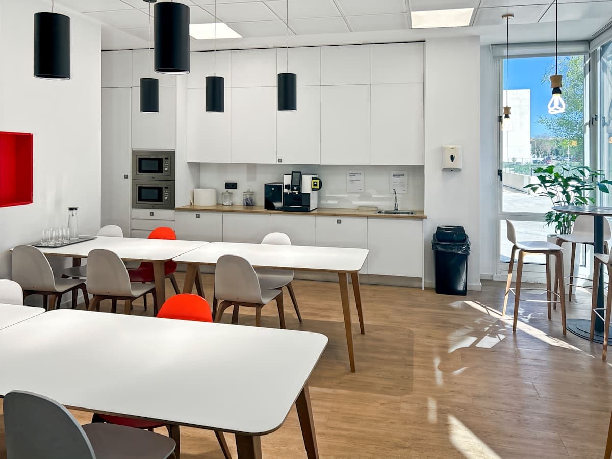 Regus Calle Ribera de Loira 16 interior photo 6