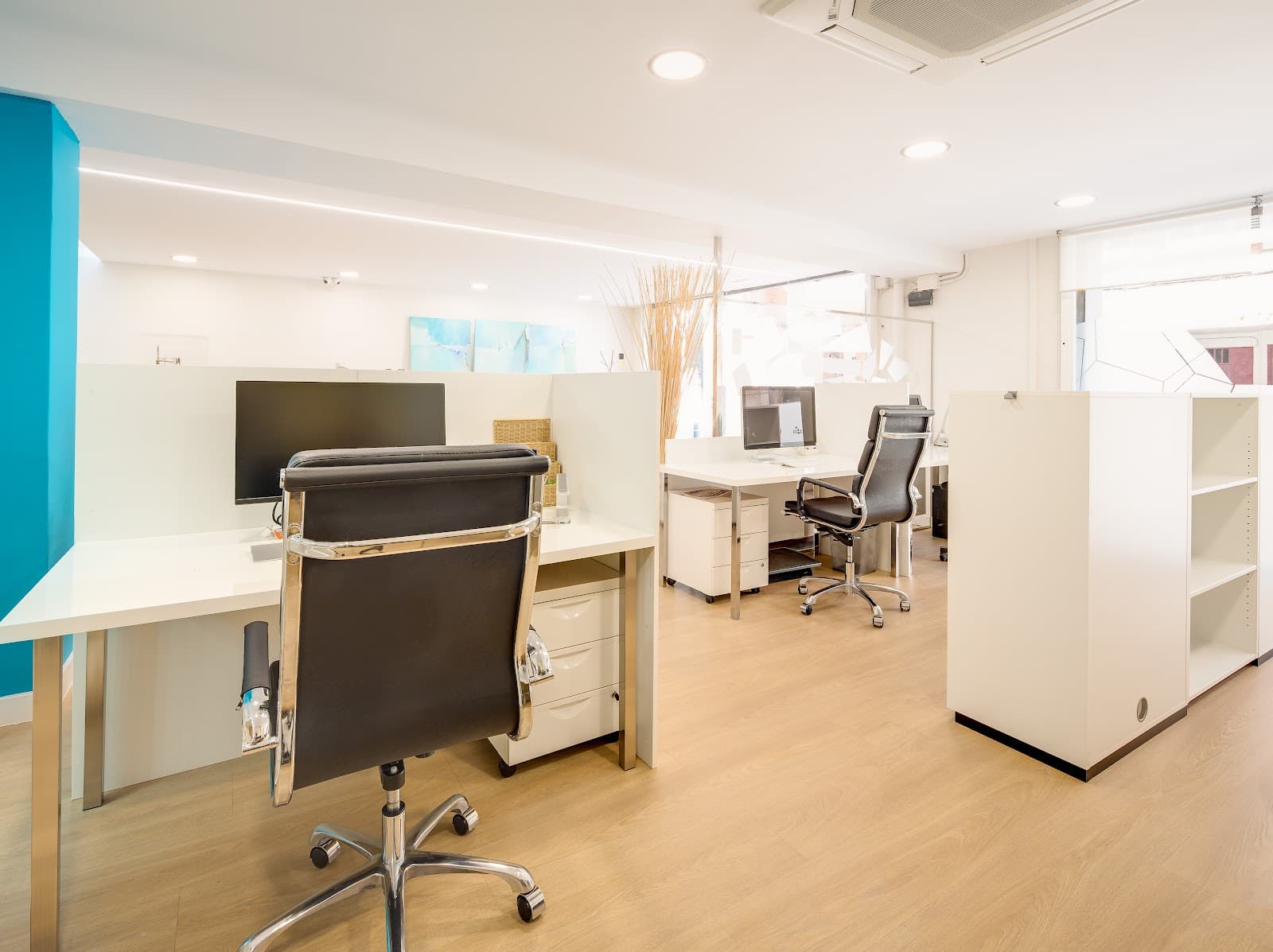 Ergonomic Coworking Spaces in Sarrià-Sant Gervasi: Private Offices with Adjustable Desks & Chairs