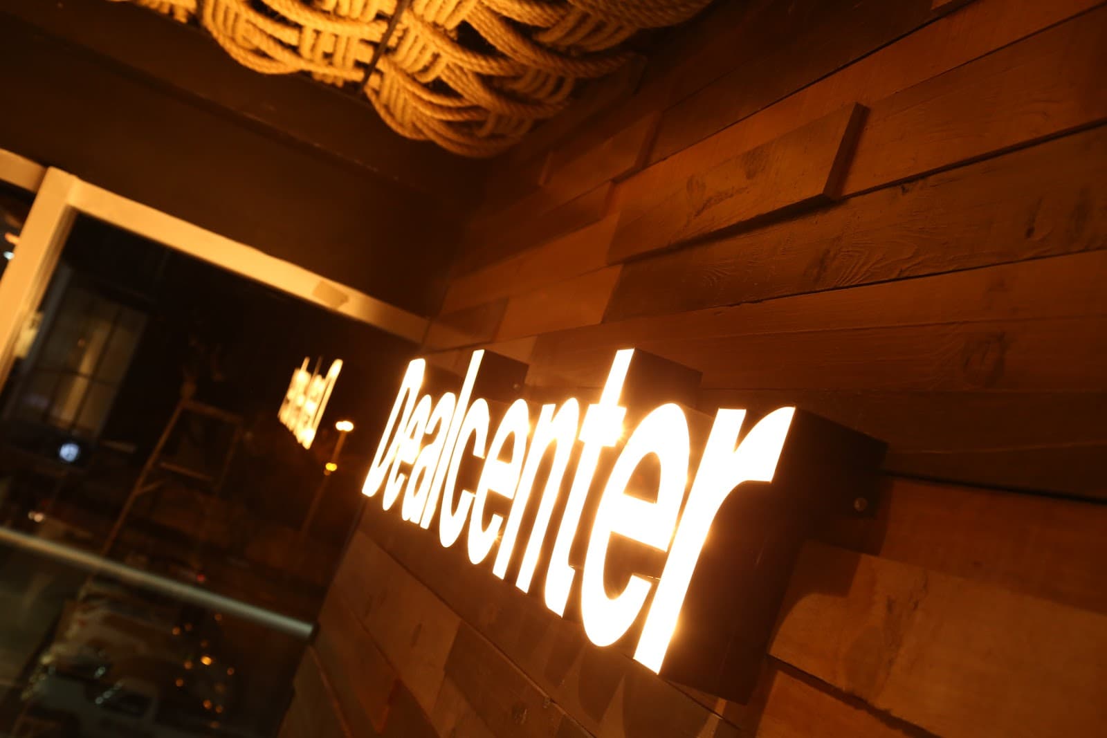 Dealcenter Gomez Morín interior photo 1