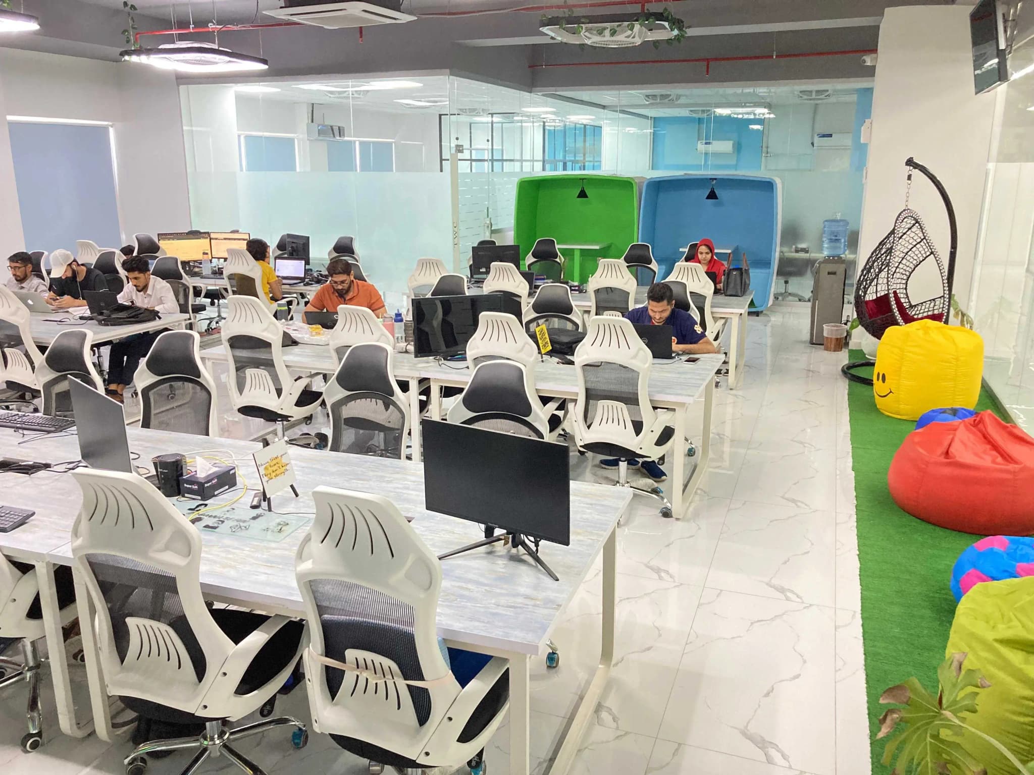 Twinhub interior photo 1