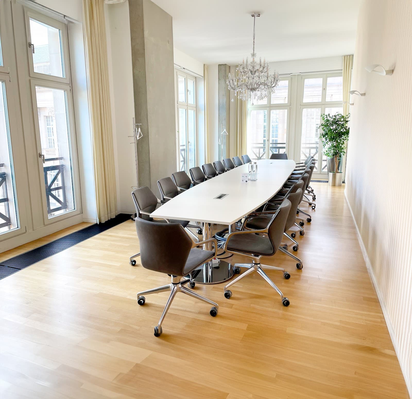 Satellite Office Berlin Unter den Linden 10 interior photo 3