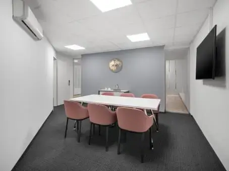 Regus Frankfurt Lyoner Stern interior photo 3
