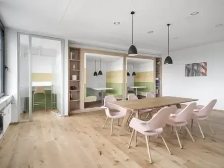 Regus Frankfurt Lyoner Stern interior photo 4