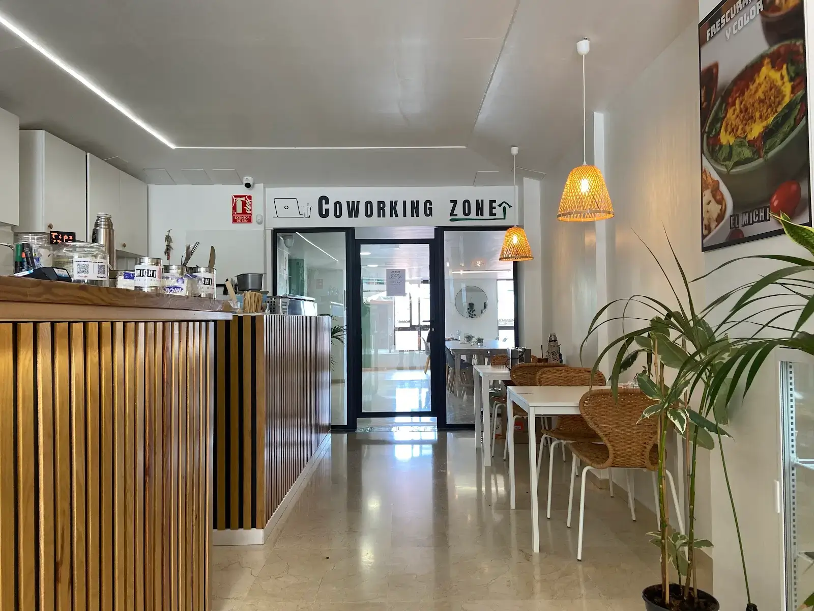 El Michi del puerto Coworking & Brunch interior photo 5