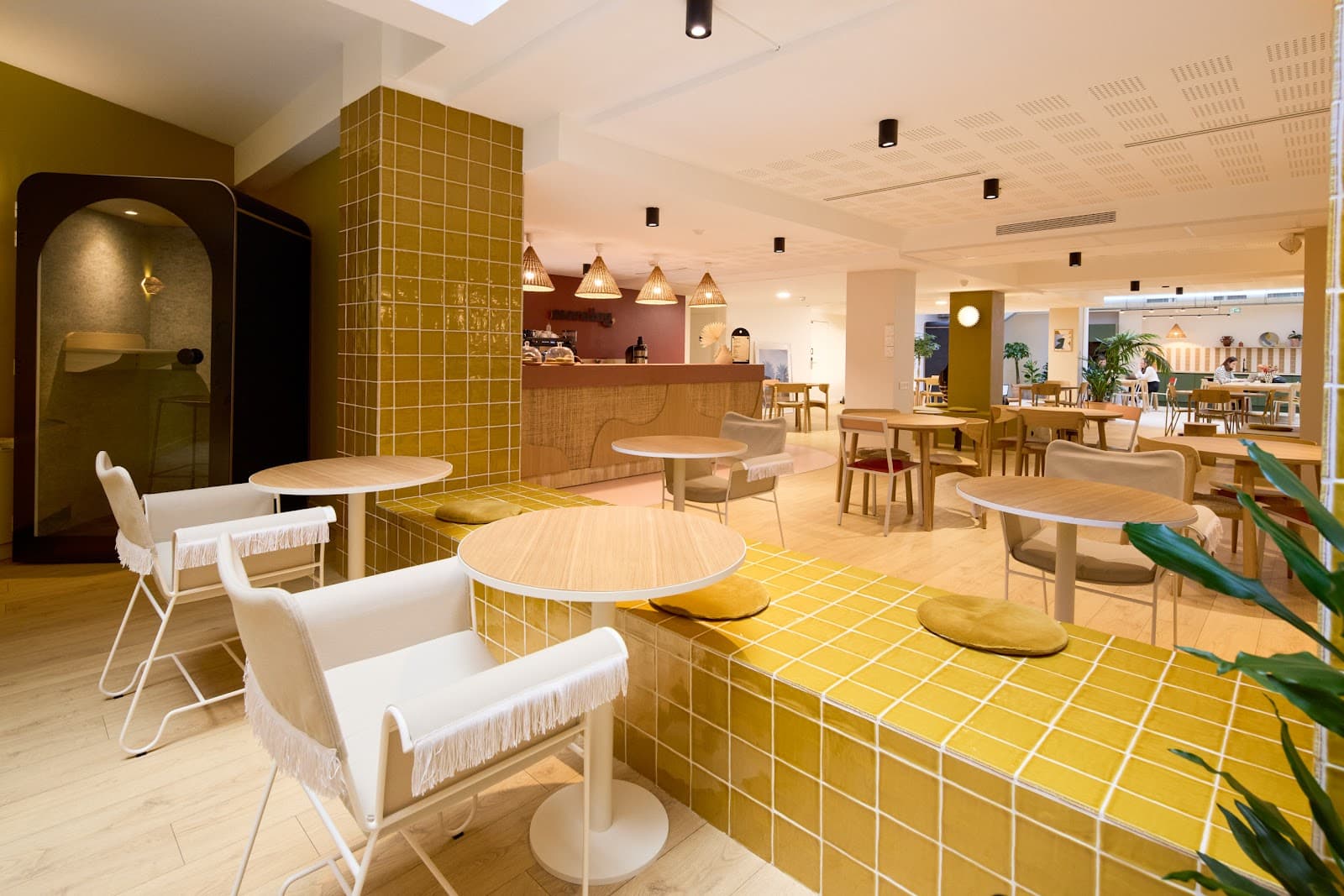 Morning, Bourse interior photo 3