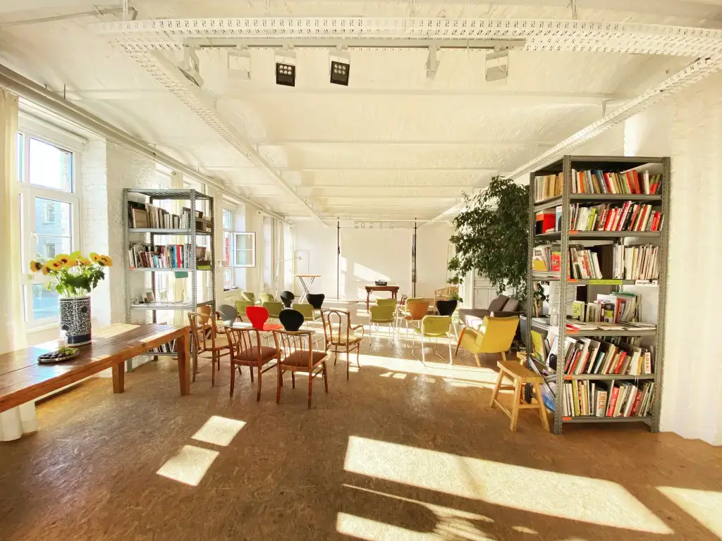 C*SPACE interior photo 3