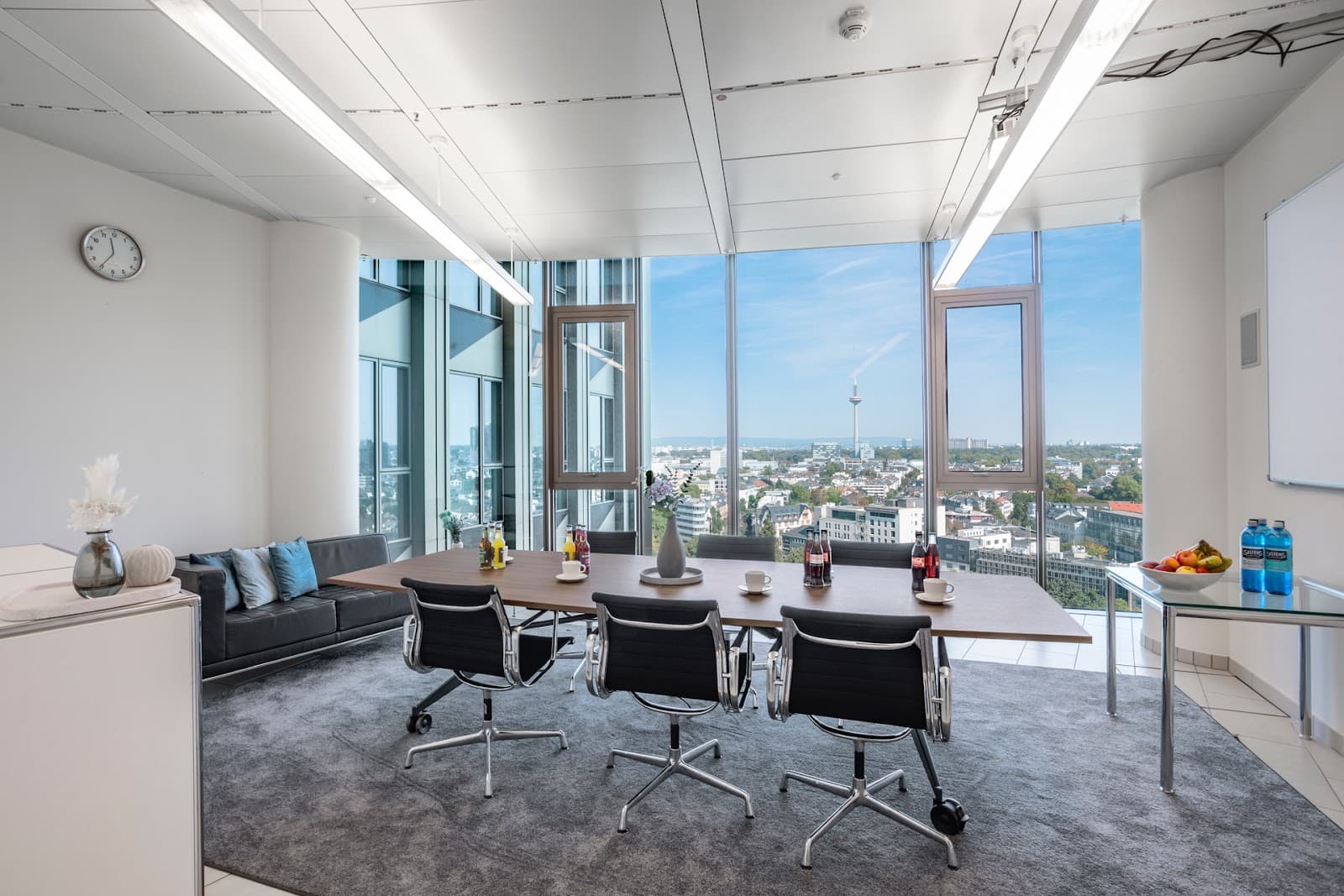 K-1 BusinessClub Tower 185 interior photo 3