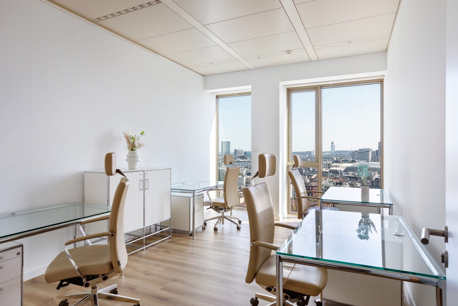 K-1 BusinessClub Tower 185 interior photo 5