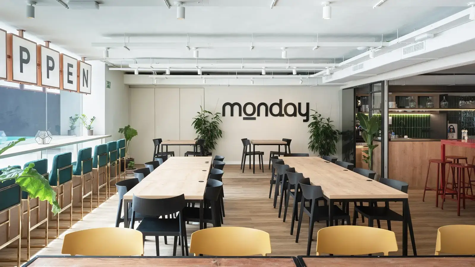 Monday Diagonal interior photo 2