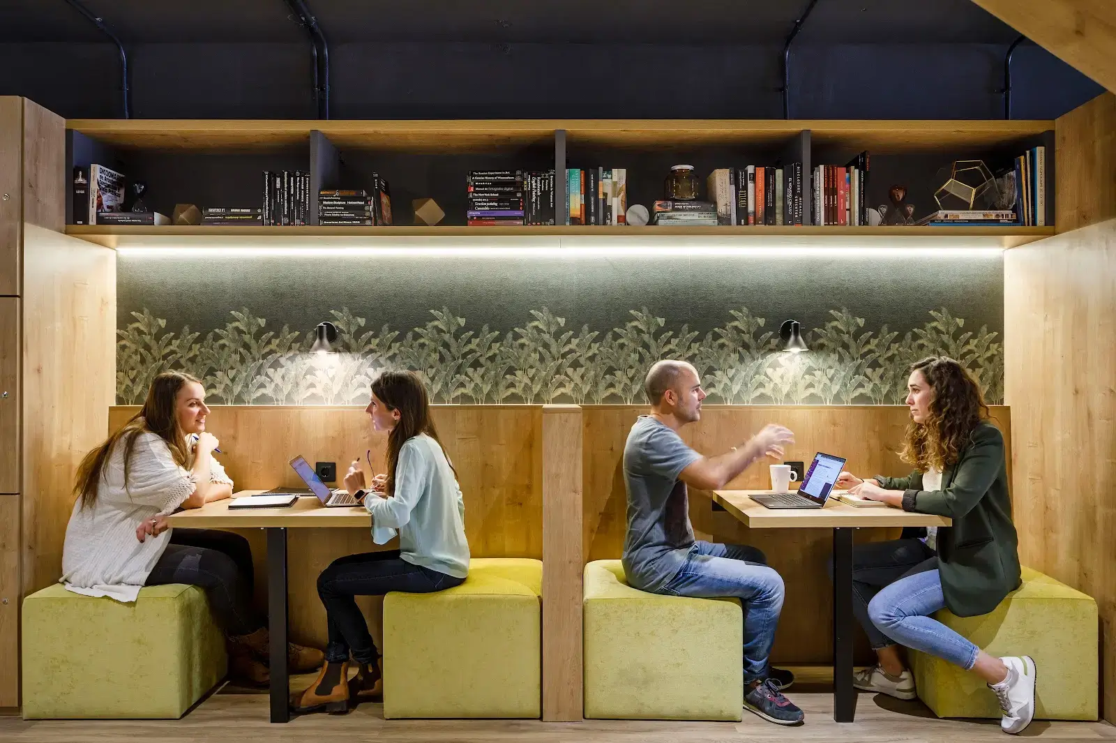 Monday Diagonal interior photo 4