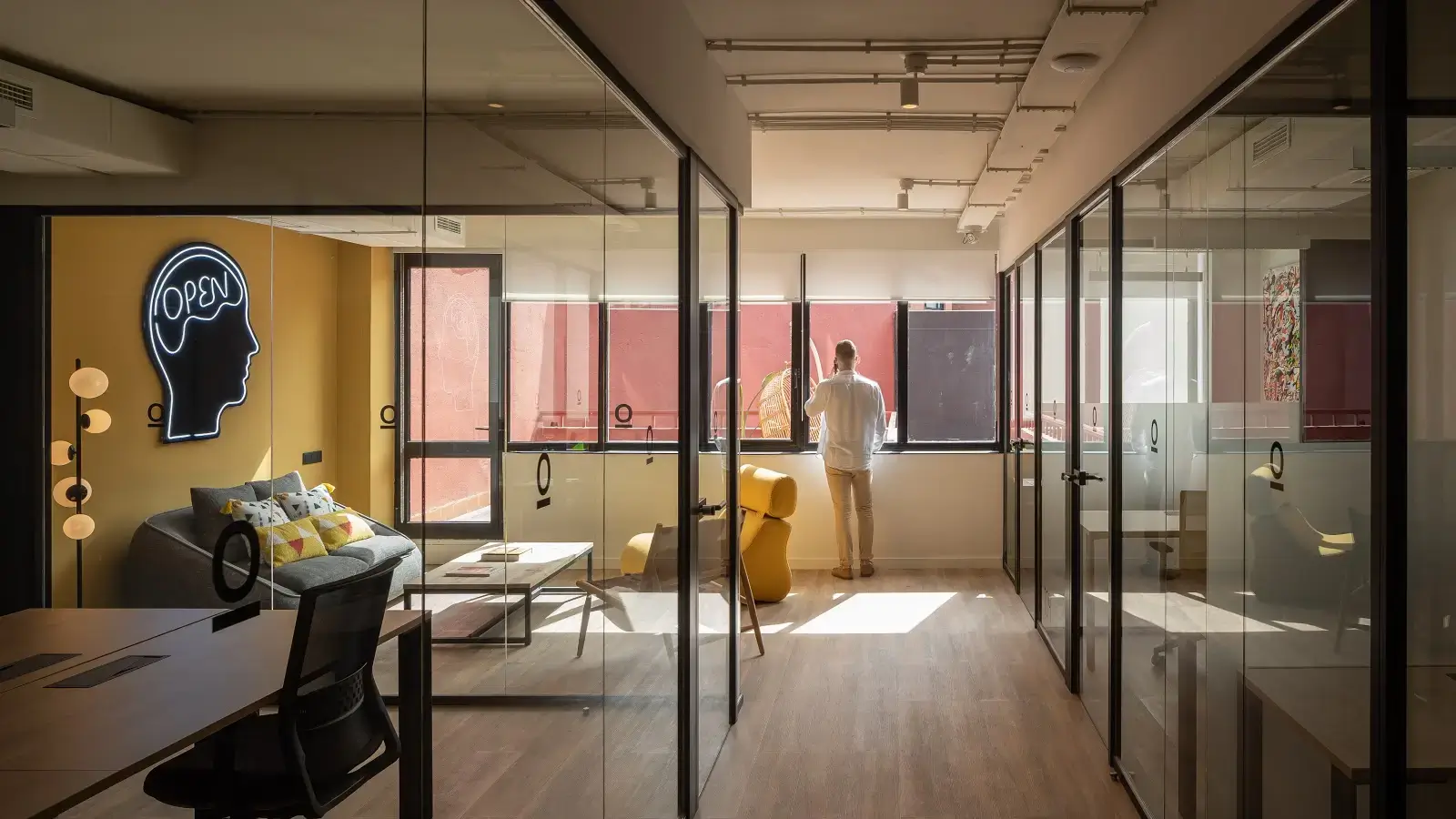 Monday Diagonal interior photo 7