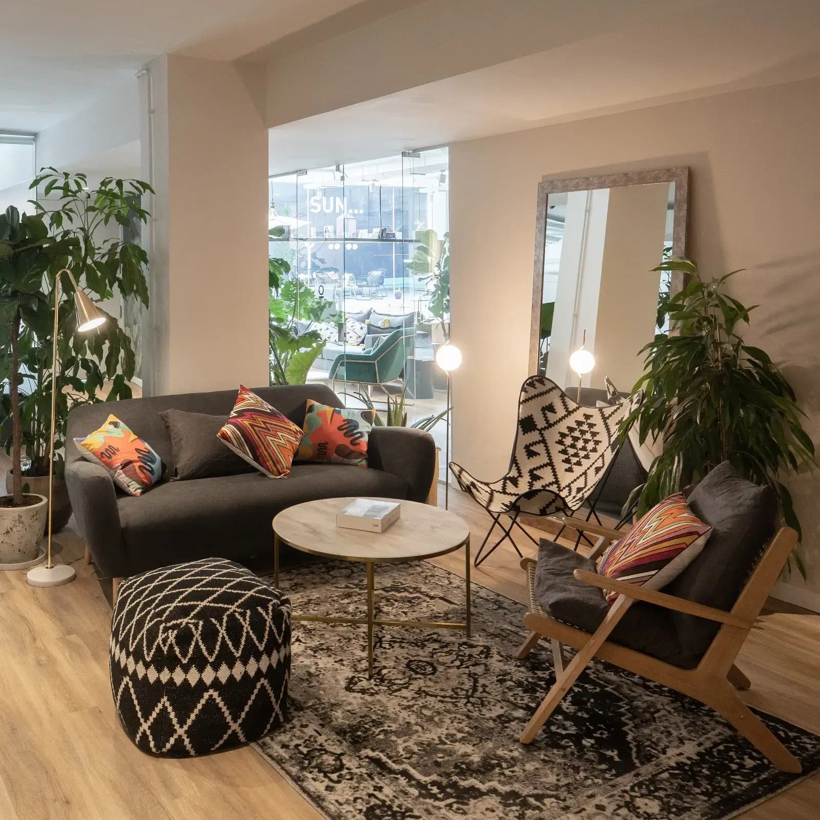 Monday Diagonal interior photo 10