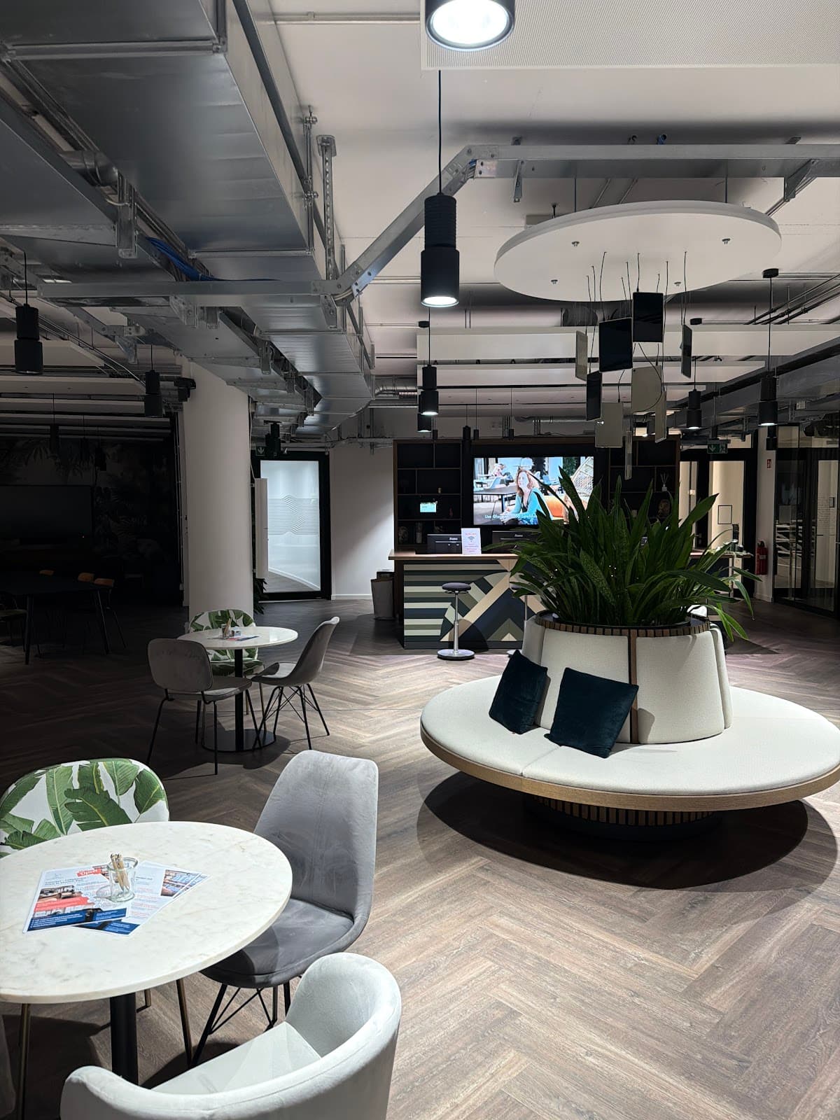 1000 Satellites München Weisses Quartier interior photo 4