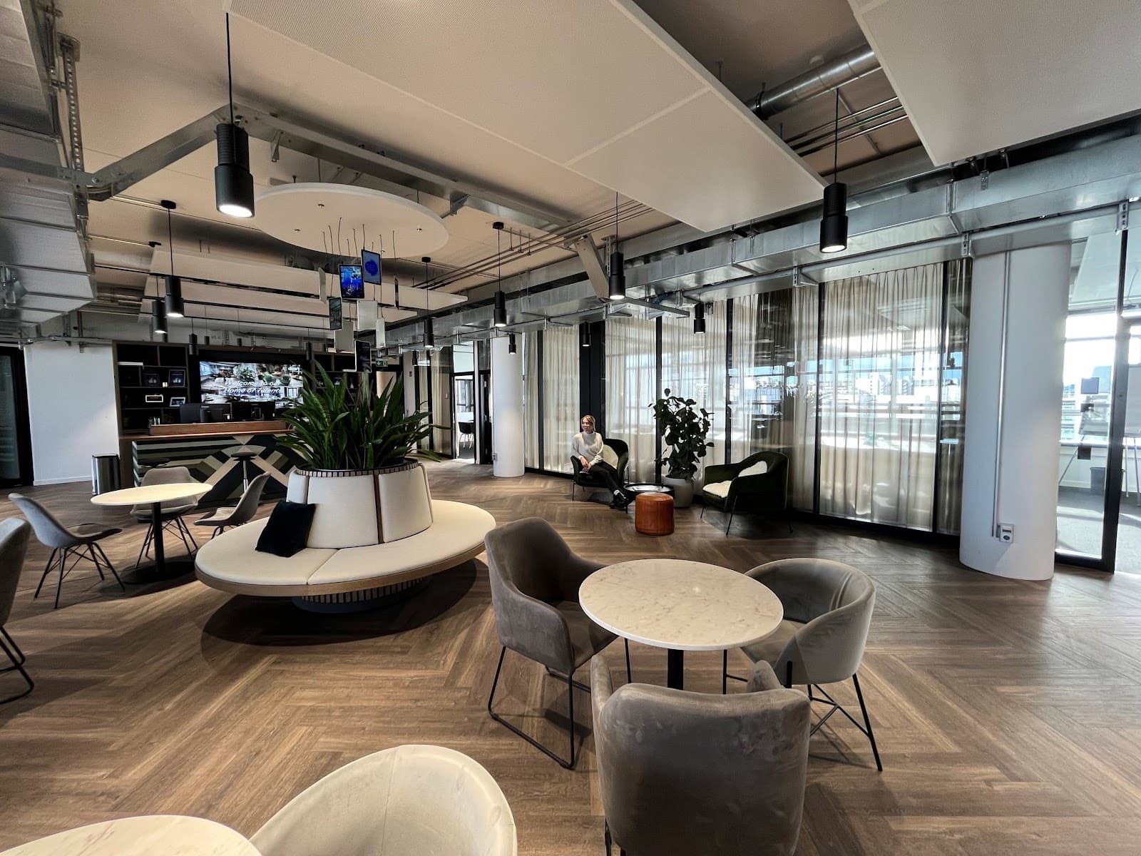 1000 Satellites München Weisses Quartier interior photo 6