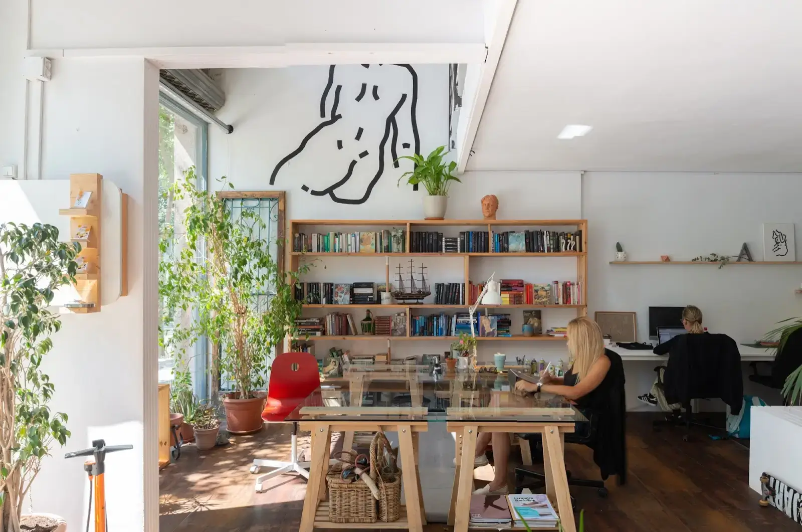 MAUI Beach Coworking interior photo 2