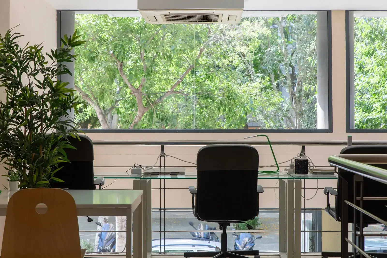 MAUI Beach Coworking interior photo 5