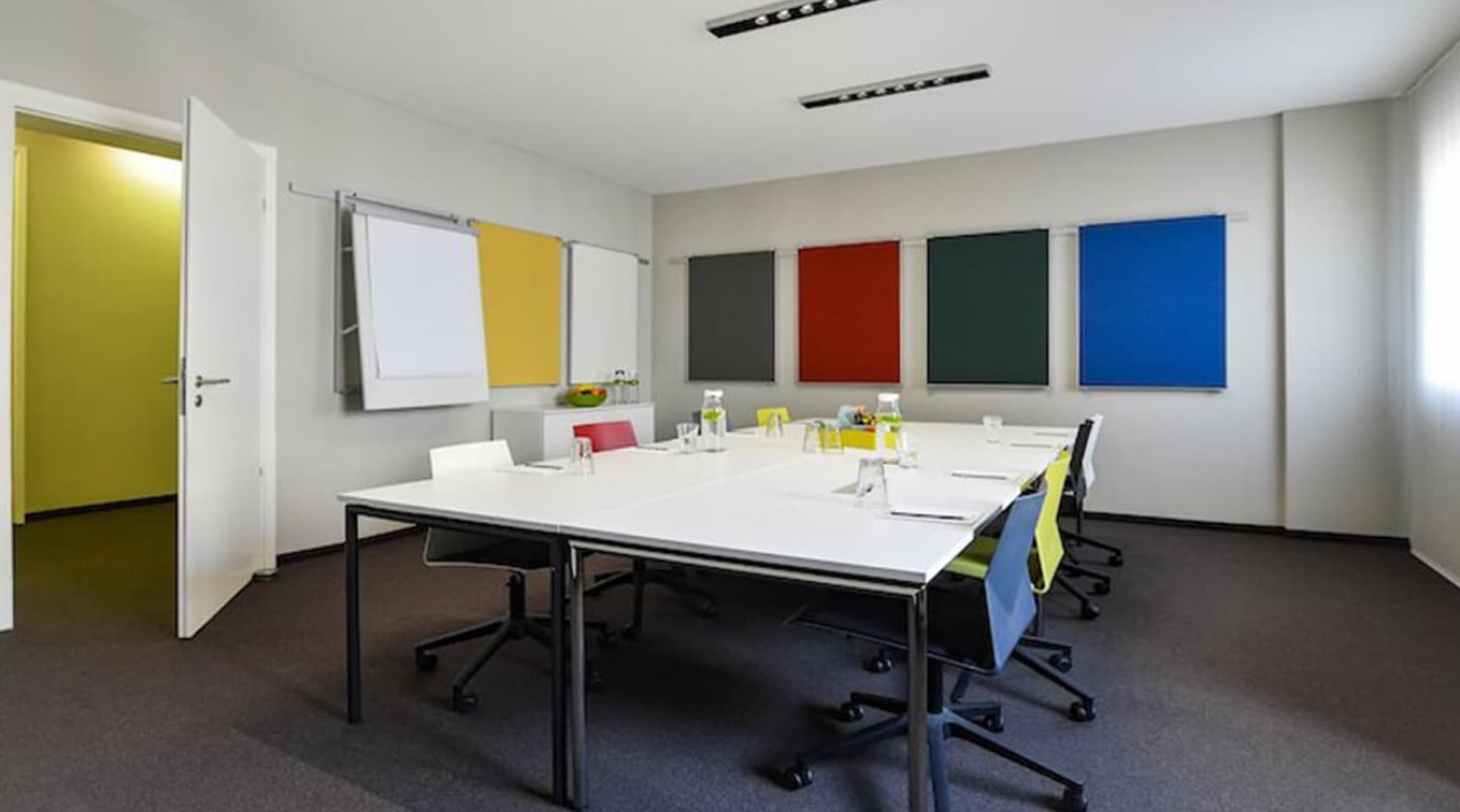 MEET/N/WORK Frankfurt interior photo 4