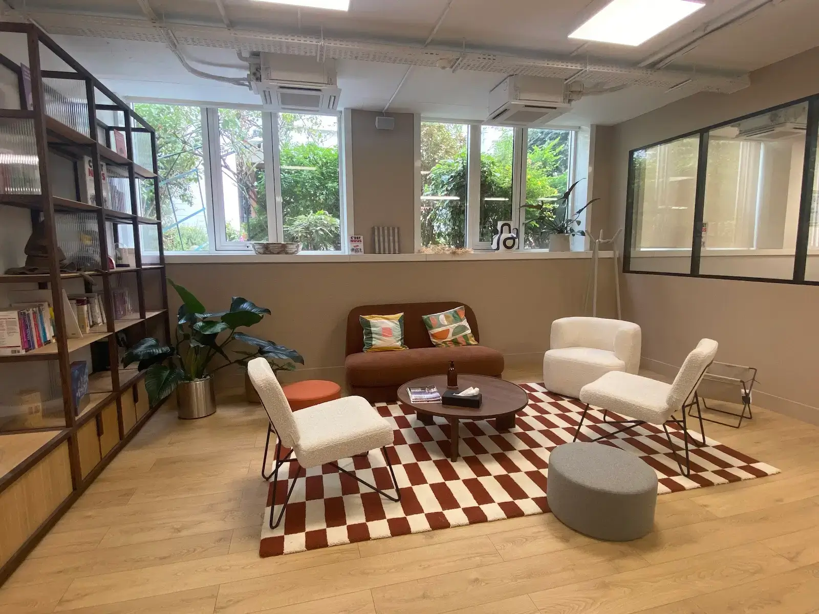 Morning, Faubourg Poissonnière interior photo 2