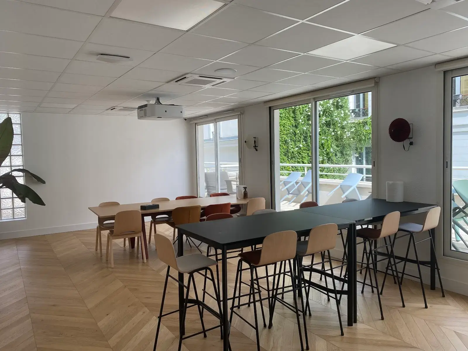 Morning, Faubourg Poissonnière interior photo 3