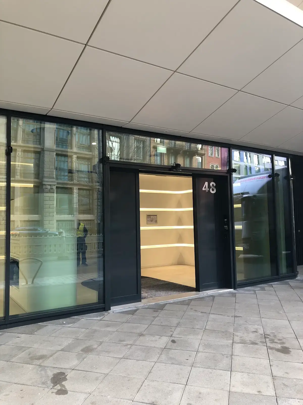 Rivvers Coworking Frankfurt Hauptbahnhof interior photo 3