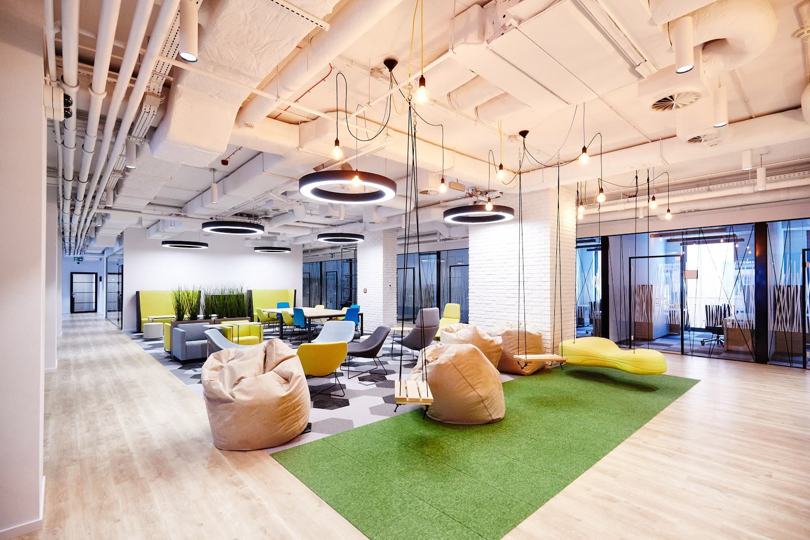 Flexible Day Pass at WORKIN Senatorska with Ergonomic Furniture