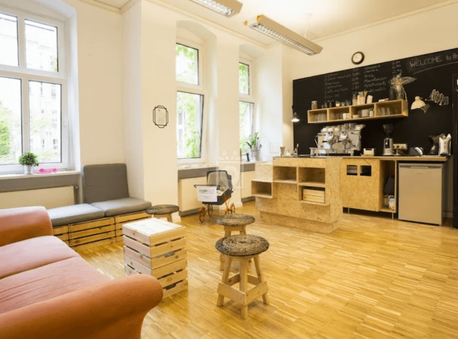 Enjoy coworking and childcare at the same time at juggleHUB
