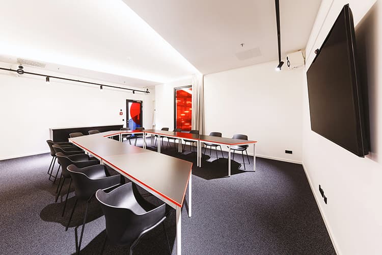 Cutting-edge 'Voyager' meeting room for stellar presentations at SPACE SHACK Coworking