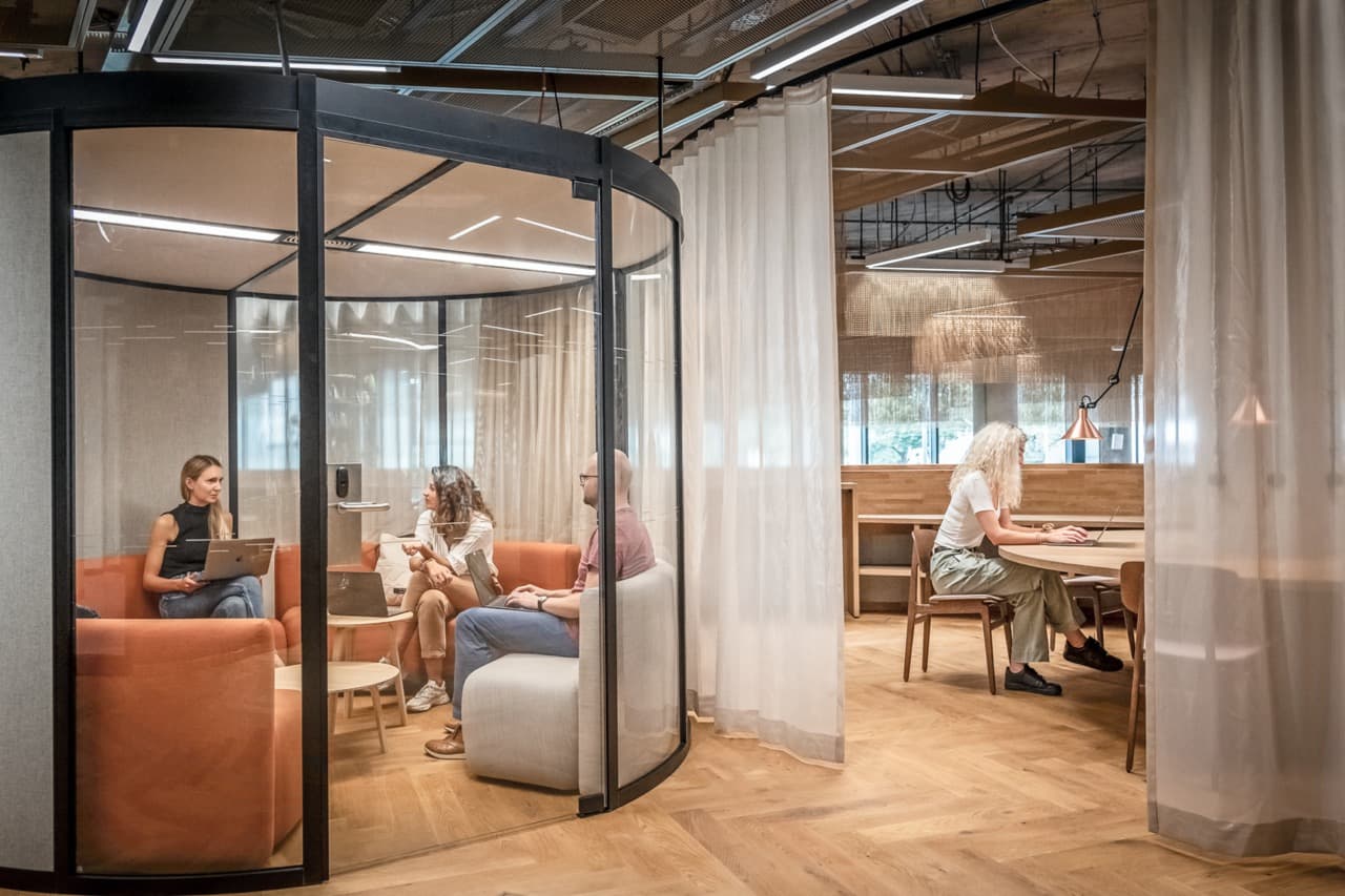 Meeting Room for 5 at EDGE Grand Central Berlin with AV & Natural Light