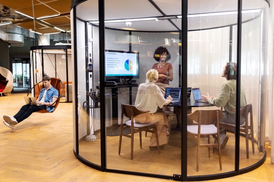 Bright 5-Person Meeting Room — EDGE Grand Central Berlin