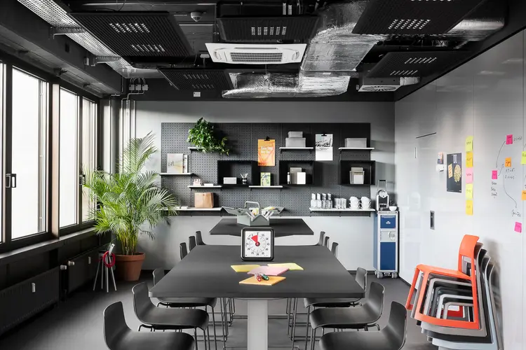 Meet & Move Room — 12 seats, Design Offices Düsseldorf Kaiserteich, €89 / Hour