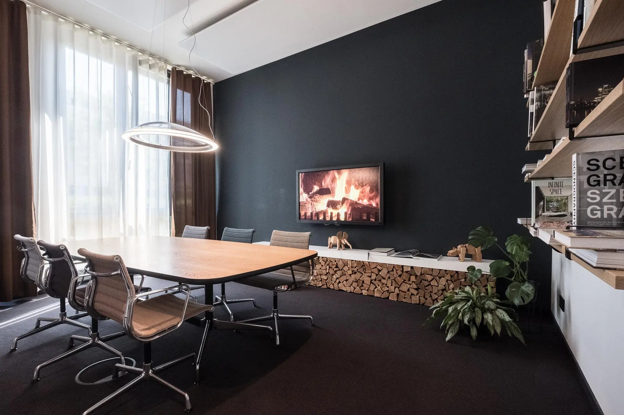 Fireside Room — 6-Person at Design Offices Frankfurt Barckhausstraße, 69 €/Hour
