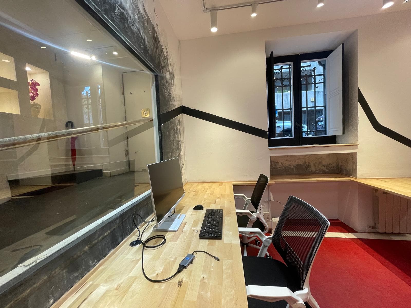 Almagro Day Pass at FreeLand Coworking – Flexible Workspace & Networking interior photo 1