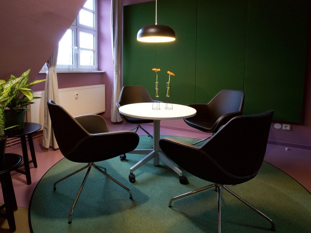 Intimate Meeting Room at Berlin Neukoelln interior photo 3