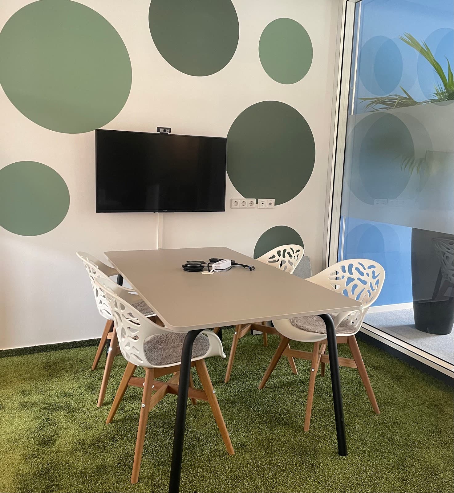 Neustadt Day Pass at 1000 Satellites - Flexible Workspace & Networking Hub interior photo 10